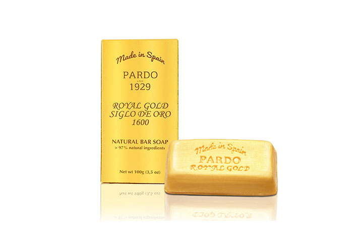 Pardo Royal Gold Jabón dorado y su caja color dorado detrás.